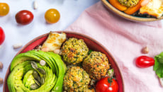 Salade de quinoa, haricots blancs et falafels de pois chiches