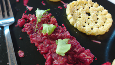 Bobine de bœuf et huîtres en tartare, croustillant de pomme et betterave crue