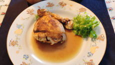 Poulet fermier bio bien doré jus de cuisson fleur de sel