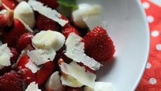 Salade sucrée-salée de fraises, framboises, mozzarella et parmesan