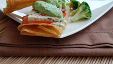 Mille-feuilles de mosaïque de volaille et mousse de brocoli, ail et wasabi