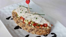 Tartine de rillettes de maquereaux à la crème de Saint Agur et aux noix, sur une brunoise de petits légumes