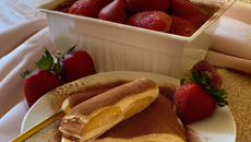 Tiramisu aux fraises parfumé au rhum