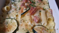 Gratin de macaronis aux courgettes et saumon fumé