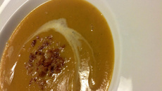 Soupe de corail aux oignons frits
