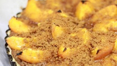 Tarte aux abricots sur crème de spéculoos maison au rhum brun
