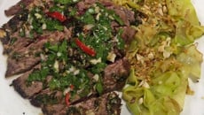 Bavette de bœuf sauce chimichurri et poireaux grillés