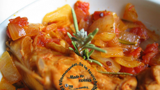 Poulet en cocotte au vin blanc, tomates et oignons aux fines herbes