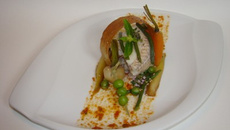 Cabillaud et croustillant parfumé au roquefort Papillon, petits légumes du moment glacés au miel de thym, pistou de tomates séchées