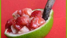 Saumon mariné et fraises à la réglisse en coque de citron ver