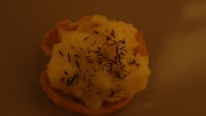 Mini-tartelettes de pommes de terre, pesto, viande des grisons