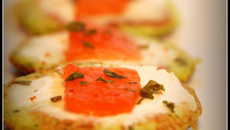 Pancakes de courgette, fromage frais et saumon