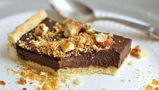 Tarte au chocolat, éclats de caramel aux amandes