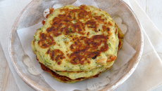 Crêpes de courgettes au fromage de chèvre & pignons