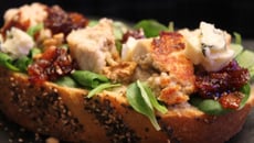 Tartine de boudin blanc au roquefort, noix et chutney poire