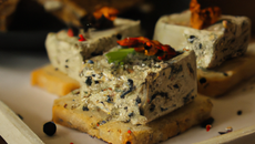 Bricks au chèvre frais et à la tapenade