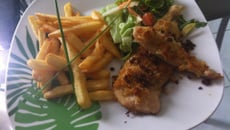 Filet de poulet pané, frites et salade