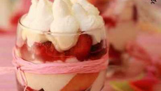 Verrine méli-melo de fruits d'été, grapefruit curd et chantilly