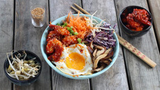Bibimbap coréen aux crevettes, légumes et champignons