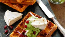 Gaufres de patate douce au chèvre-boîte et à l’écrasé d’avocat