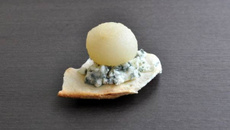 Tapas poires pochées au vin blanc gingembre anis étoilé et roquefort