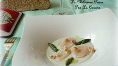 Saint-Jacques en carpaccio et crème de roquefort Papillon, asperges vertes et noisettes