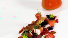 Gaspacho très fruité et olives noires Pastèque rôtie et feta marinée