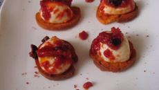 Mini tartine de mozzarella marinée à la tomate et aux olives