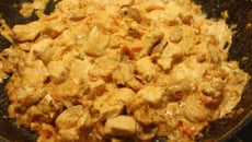 Escalope de poulet à la crème, tomate et champignon