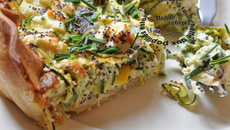 Tarte concombre, courgette, bleu, fêta, pavot et ciboulette