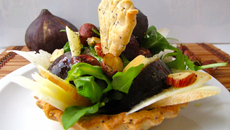 Tartelettes salade d'automne : brebis, figue, noisette et roquette