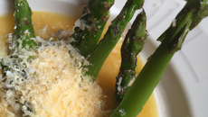Premières asperges vertes en bouillon, éclats de parmesan