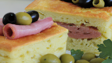 Cake salé aux jambon, gruyère et olives vertes 