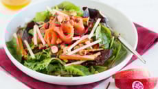 Juliennes de pommes Pink Lady® et salade de mesclun au saumon fumé