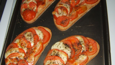Bruschetta tomate mozzarella & ses petits oignons