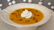 Velouté aux carottes et à la clémentine, fromage de chèvre et poivre voatsiperifery