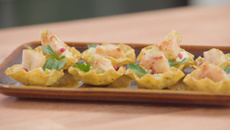 Tortilla Bowls aux noix de Saint-Jacques, citron vert, baies roses et fondue de poireaux