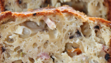 Cake lardons, brebis, tomates, olives et basilic