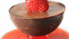Mousse en coque de chocolat et spaghettis à la fraise