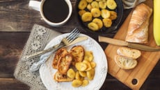 Pain perdu à la baguette et aux bananes