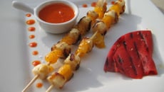 Brochettes de noix de Saint-Jacques aux clémentines vanillées, poivron grillé et sauce poivron mariné-cassis