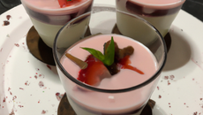 Dessert aux fraises, chocolat blanc et gelée de cassis