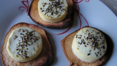 Chèvres chauds sur chips de pommes