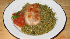 Paupiette de veau avec des tomates et des petits pois
