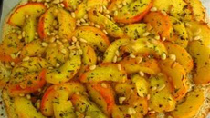 Tarte fine aux pêches et au romarin