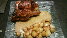 Coquelet farci au foie gras et ses deux pommes cuites au jus