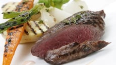 Merlan grillé aux petits légumes, crème d'ail rose