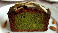 Cake au thé vert, chocolat et amandes