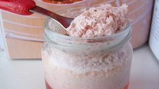 Yaourts à la fraise comme un milkshake à boire à la paille