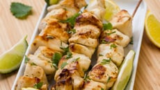 Brochettes de poulet marinées à l'huile d'olive et au citron